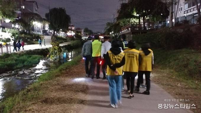 세류3동 새마을단체 회원들이 방범순찰을 하고 있다. / 사진=권선구청