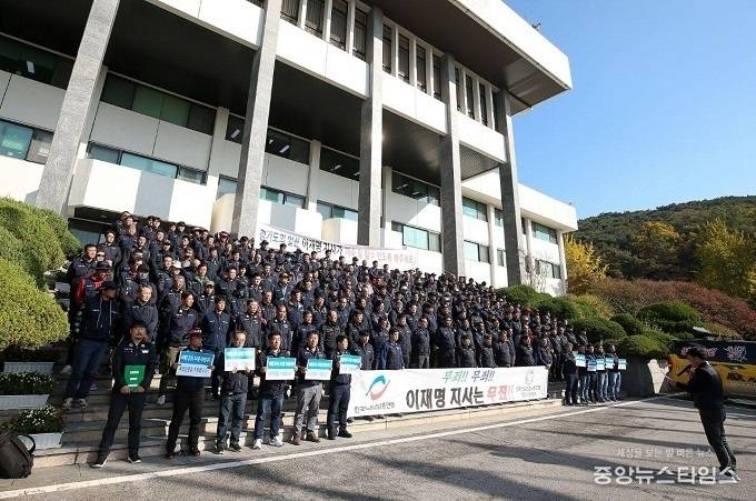 한국노총 전국건설산업노동조합 경기지역본부 조합원들이 7일 ‘이재명 도지사 지키기 탄원 성명발표 기자회견’을 갖고 있다. (사진=한국노총 전국건설산업노동조합 경기지역본부)