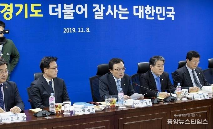 8일 오후 국회 의원회관 306호에서 열린 더불어민주당-경기도 예산정책협의회에서 이해찬 더불어민주당 대표가 인사말을 하고 있다. / 사진=경기도