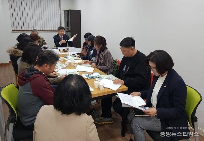 7일 수원시 장안구 조원2동 2층 주민자치실에서 관내 폐기물 수거업체 명성환경(주) 관계자를 비롯해 조원2동장과 황경희 수원시의원, 동 단체장 등이 참석한 가운데 생활폐기물 감량을 위한 간담회를 가졌다. / 사진=장안구청