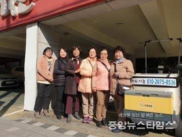 7일 수원시 장안구 정자1동은 홀몸노인들에게 건강음료를 배달하며 노인들의 고독사 예방과 사회안전망 구축을 위해 활동중인 음료배달원과 오찬간담회를 가졌다. / 사진=장안구청