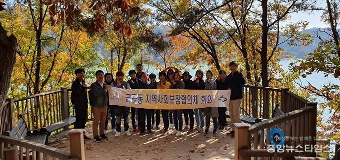 수원시 권선구 금곡동 지역사회보장협의체는 7일 위원 17명과 함께 광교산 둘레길을 찾아 자연 속에서 회의를 진행했다. / 사진=권선구청