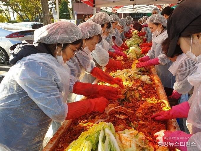 수원시 권선구 평동 행정복지센터에서 평동 새마을부녀회 주관으로 관내 홀몸노인 및 저소득 400세대에게 전달할 '사랑의 김장 담그기'행사를 진행하고 있다. / 사진=권선구청
