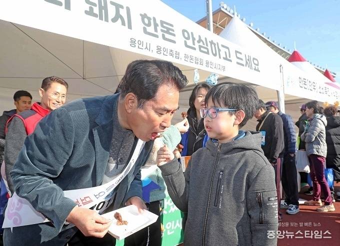 백군기 시장이 9일 삼성나눔워킹페스티벌 행사장인 마평동 용인종합운동장에서 열린 돼지고기 소비촉진 행사에 참여해 시민들과 돼지고기를 시식하고 있다. / 사진제공=용인시
