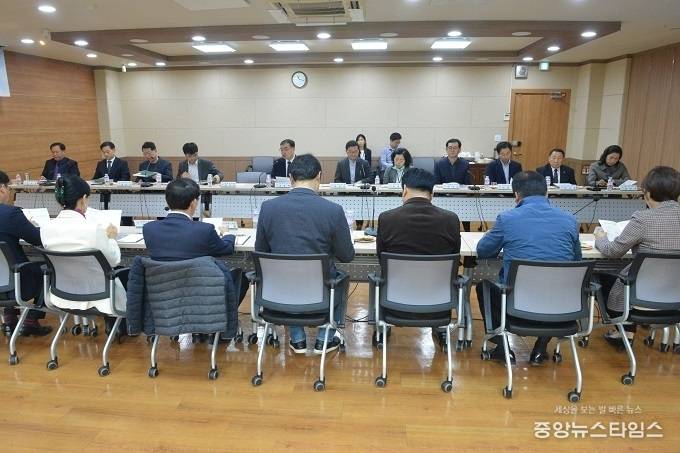 14일 구청 상황실에서 지역구 시의원을 초청해 지역 현안에 대한 해결 방안을 모색하고 사업추진에 대한 지원을 당부하기 위해 간담회를 가졋다.