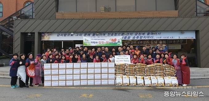 16일 수원 순복음교회는 관내 어려운 이웃에게 전달해달라며 김장김치 60박스와 백미 60포를 곡선동 행정복지센터에 전달했다. / 사진=권선구청
