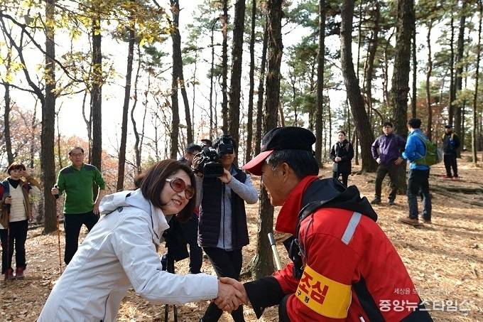 은수미 성남시장이 등산길에서 만난 시민과 인사를 하고 있다.(사진제공=성남시)