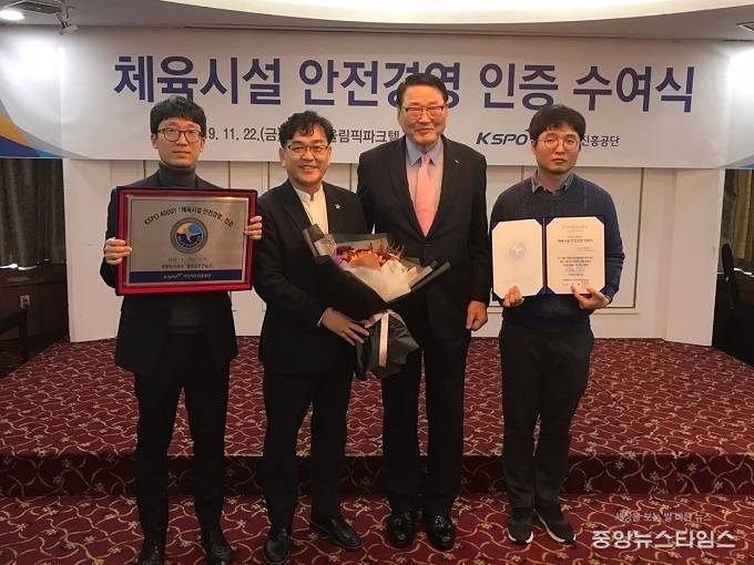 광명도시공사의 광명골프연습장이 체육시설 안전경영시스템 인증을 획득한 가운데 김종석 광명도시공사 사장(왼쪽 두번째)을 비롯한 관계자들이 기념촬영을 하고 있다. (사진=광명도시공사)