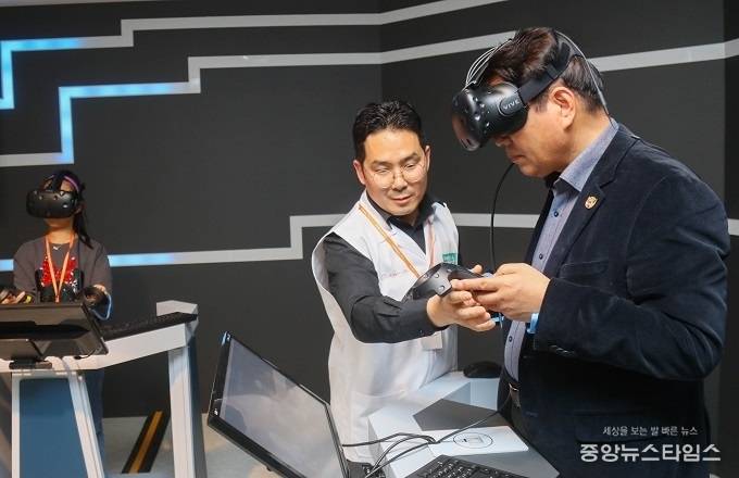 백군기 시장이 VR, AR 콘텐츠를 체험하는 모습.(용인시 제공)