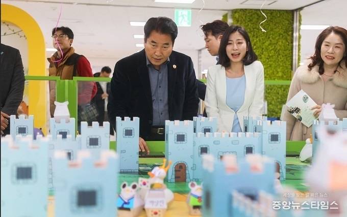 백군기 시장이 독립영웅을 구출하는 코딩 로봇게임을 체험하는 모습.(용인시 제공)