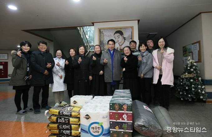 백군기 용인시장이 31일 처인구 포곡읍 중증장애인 거주시설 요한의 집에서 장애인과 종사자들을 격려하고 기념촬영했다. (사진=용인시)