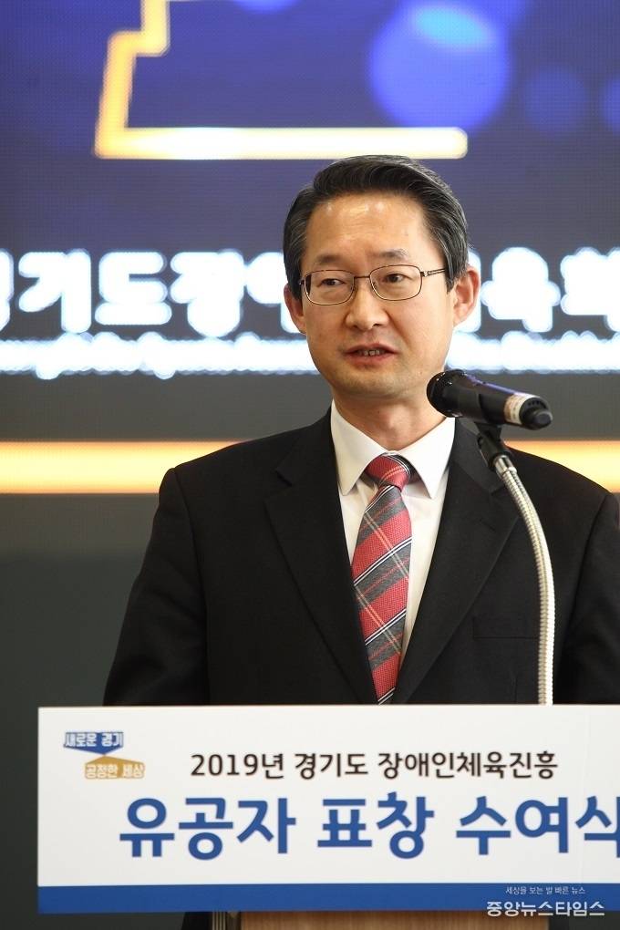 6일 오전 11시 수원 더아리엘에서 올 한해 장애인체육을 빛낸 유공자를 시상하는 ‘2019년 경기도 장애인체육진흥 유공자 표창 수여식’에서 김희겸 부지사가 인사말을 하고 있다. (사진=경기도체육회)