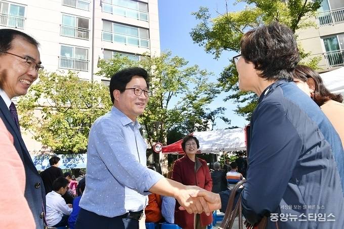 10월 9일, ‘수원·용인 경계 조정’을 기념해 청명센트레빌아파트에서 열린 주민화합잔치에서 염태영 시장이 주민들과 인사하고 있다. (사진=수원시)