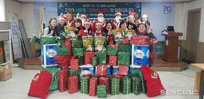 권선구 서둔동에서 진행한 '뜻밖의 산타' 참가자들.(사진=서둔동)