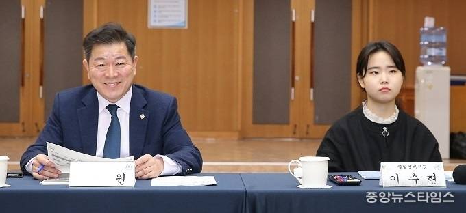 광명시는 21일 중앙대 이수현 일일 명예시장이 중앙대학교에 재학 중인 청년 이수현(우측(씨를 위촉했다. (사진=광명시)