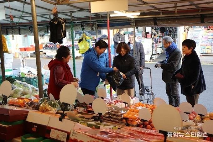 김승원 예비후보가 연무시장에서 설 제수용품을 구입하고 있다. (사진=김승원 예비후보)