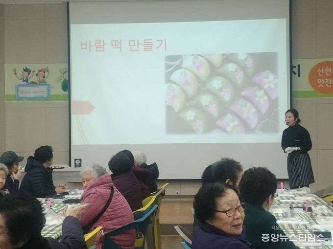 시흥시 신현동지역사회보장협의체가 신현동행정복지센터에서 마음충전 든든 한 끼 경로잔치진행 모습. (사진=시흥시)