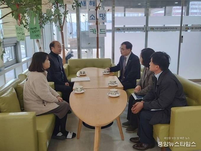 송영완 영통구청장(오른쪽에서 세번쨰)이 광교장애인주간보호시설을 찾아 관계자들을 격려하고 있다.(사진=영통구)