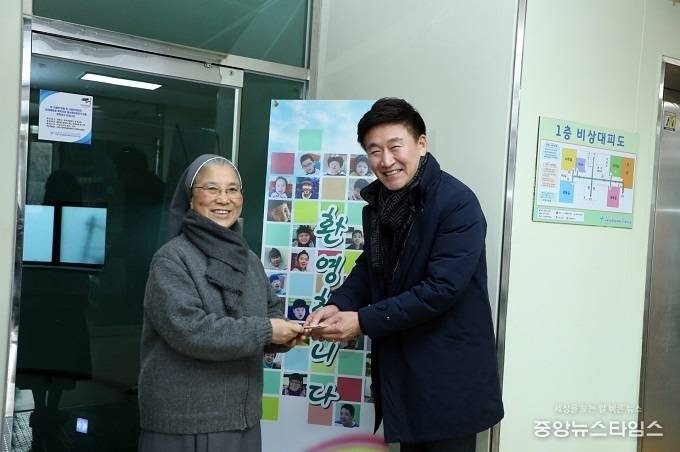 수원시 길영배 권선구청장은 지난 23일 설 명절을 맞아 ‘오목천동장애인주간보호시설’을 방문해 위문금(품)을 전달하고 장애아동 복지향상을 위한 직원들의 노고에 감사의 뜻을 전했다. (사진=권선구)