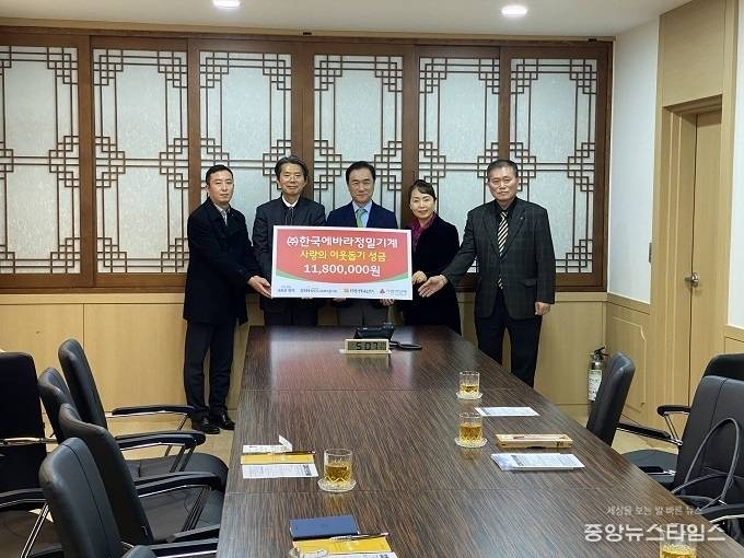 평택시 모곡동 소재 ㈜한국에바라정밀기계는 지난 28일 경기 평택시청 대외협력실에서 '사랑의 이웃돕기 성금'을 전달했다.왼쪽 세번째 정장선 평택시장. (사진=평택시)