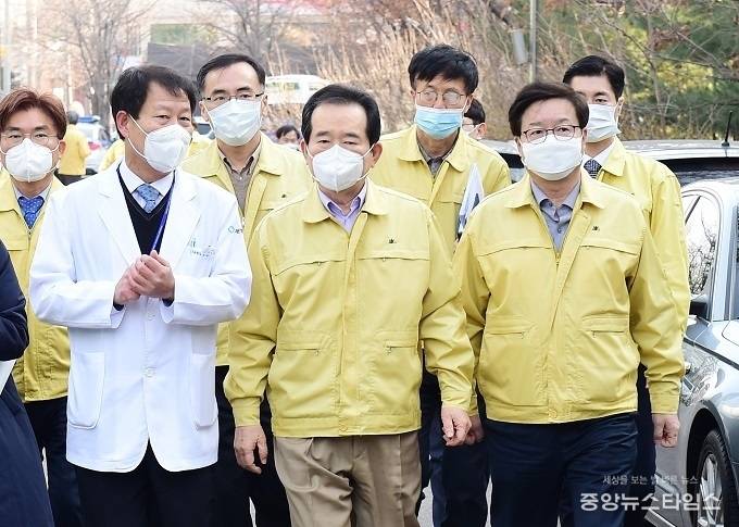 염태영 시장(오른쪽)이 정세균 총리와 함께 경기도의료원 수원병원을 시찰하고 있다. (사진=수원시)