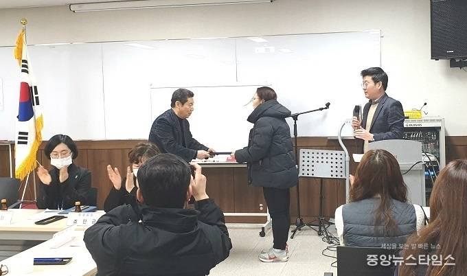 용인시 동백2동 주민자치위원회서 장학금을 전달하고 있다. (용인시 제공)