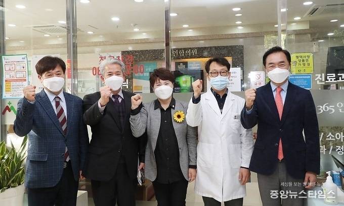 11일 365연합의원 위로 방문에 나선 정장선 평택시장(오른쪽 첫 번째)이 병원 관계자들과 기념촬영을 하고 있다. (사진=평택시)