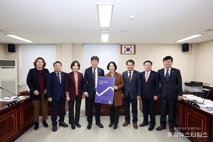 안양시의회 총무경제위원회가 FC안양 연간회원권 구매 행렬에 동참했다. (사진=안양시의회)