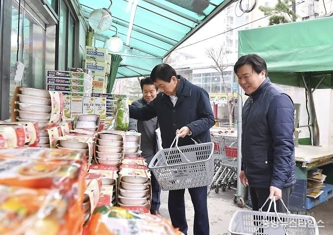 진영 장관이 확진환자의 이동경로에 포함된 마트를 찾아 생필품을 구매하고 있다. (사진=시흥시)