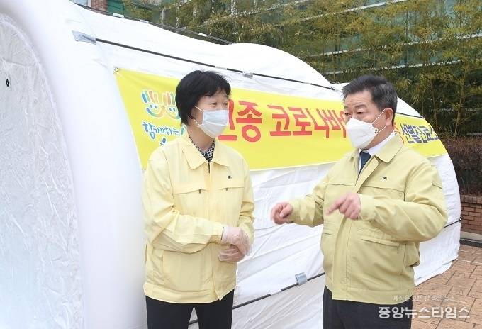 박승원 광명시장(오른쪽)이 이현숙 보건소장과 코로나19 대응상황에 대해 이야기를 나누고 있다. (사진=광명시