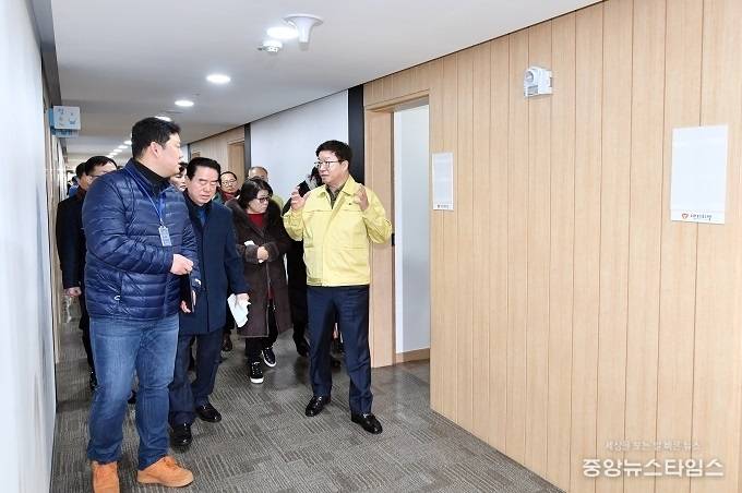 염태영 시장이 17일 수원유스호스텔 시설을 점검하고 있다. (사진=수원시)