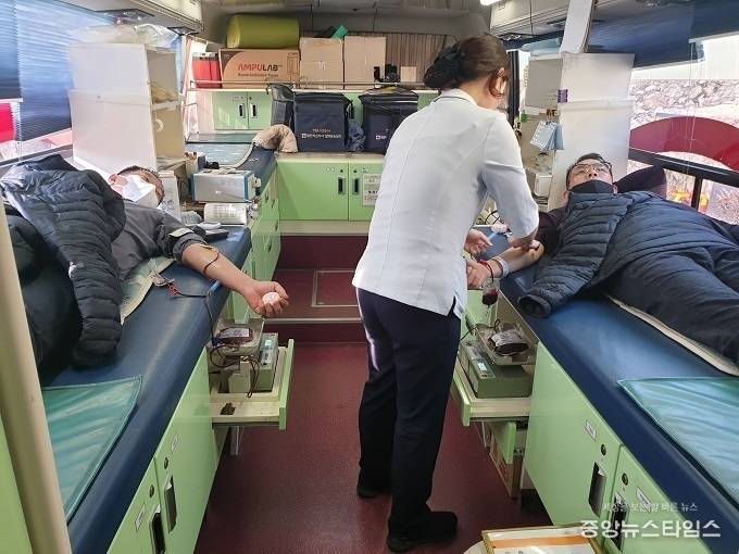 광명도시공사 임직원들이 코로나 19로 인한 혈액 수급 부족을 극복하기 위해 단체 헌혈에 나섰다. (사진=광명도시공사)
