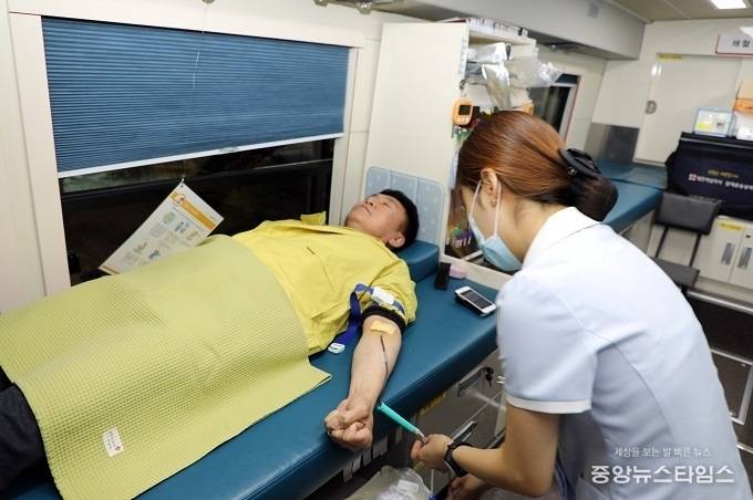 길영배 구청장이 헌혈에 동참하고 있다. (사진=권선구청)