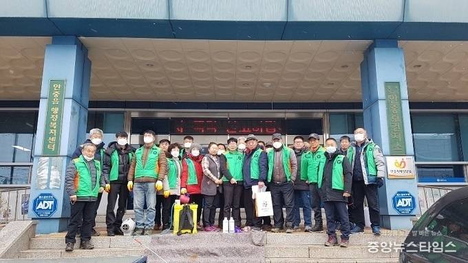 코라나19 확산 방지 방역활동를 펼치고 기념촬영을 하고 있다. (사진=평택시)