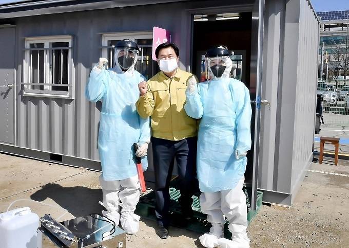 임병택 시흥시장(가운데)과 시 간호직 공무원들이 코로나19 안심카 선별진료소에서 최선을 다하고 있다. (사진=시흥시)