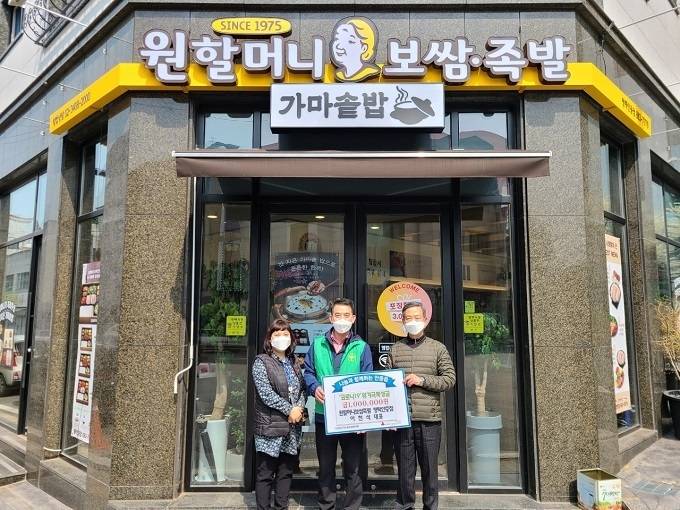 좌측부터 장영은 안중읍 맞춤형복지팀장, 이천석 대표, 조성계 안중읍장. (사진=평택시)