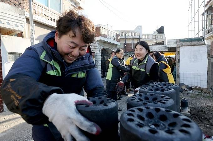 수원도시공사 노사공동봉사단이 지난해 12월 권선구의 한 가정에 연탄배달 봉사활동을 하고 있다.(사진=수원도시공사)