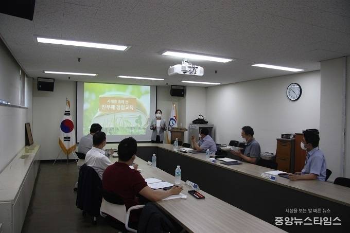 경기도장애인체육회가 장애인체육회 회의실에서 부서장 급을 대상으로 반부패 청렴교육을 실시했다. (사진=경기도장애인체육회)