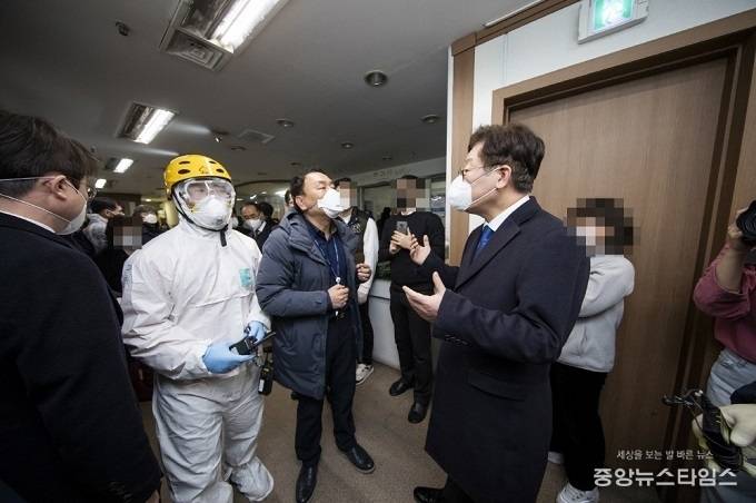 역학조사를 위해 과천 신천지예수교회를 찾은 이지사.(경기도 제공)