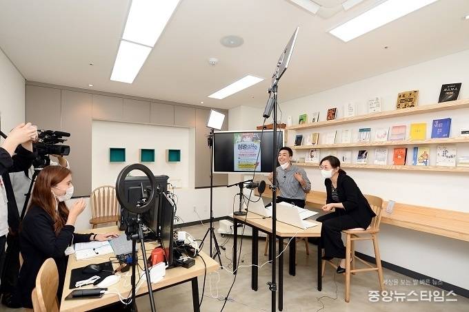 3일 은수미성남시장이 청년지원센터 청춘상담소 마음지기 청년 수강생과 온라인으로 소통하고 있다.(사진=성남시)