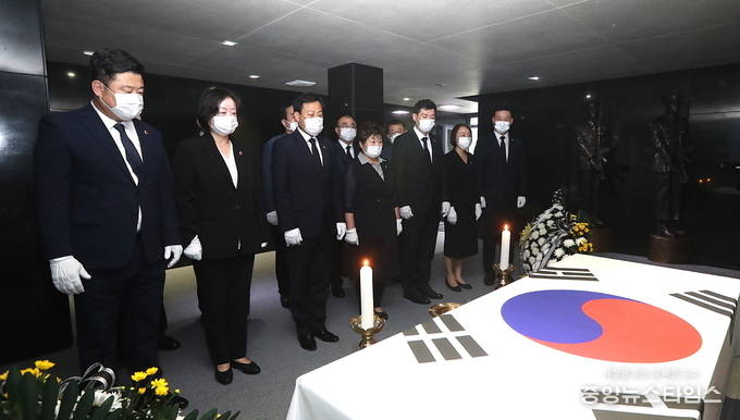 '제75주년 광복절'을 맞아 장현국 경기도의회 의장을 비롯 문경희 부의장과 심규순 기획재정위원회 위원장을 비롯해 수원시 지역구 의원인 김봉균·양철민·안혜영 의원 및 최종현 의원, 최문환 의회사무처장 등이 수원시 현충탑을 참배하고 있다. (사진=경기도의회)