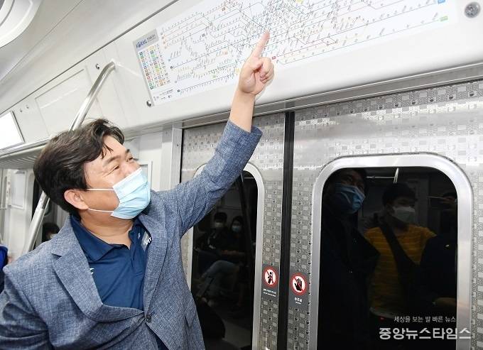 임병택 시흥시장이 수인선 탑승해 노선도를 확인하고 있다.(시흥시 제공)