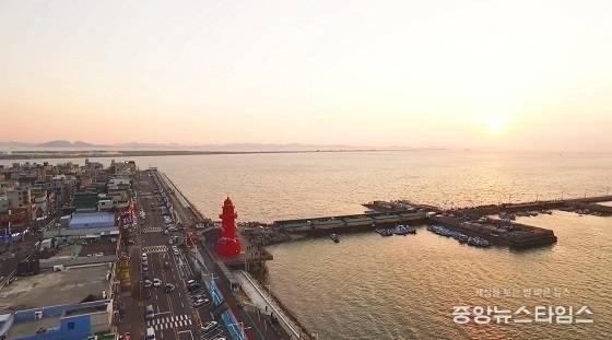 시흥시 오이도항 전경, 빨강등대가 랜드마크다.(시흥시 제공)