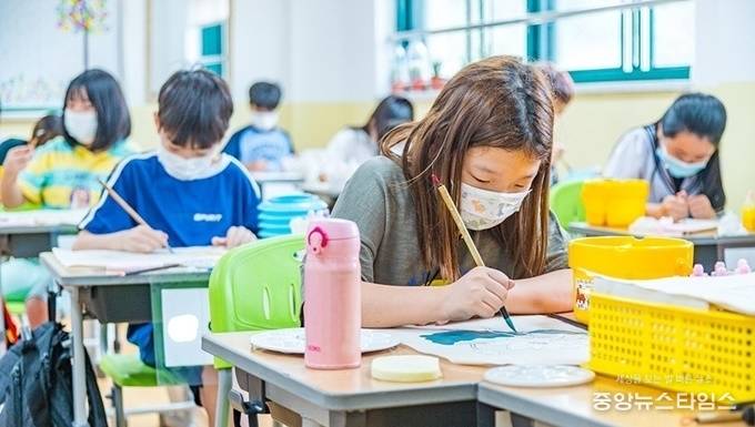 보급한 수업용 키트로 민화를 그리는 학생.(사진=오산문화재단)