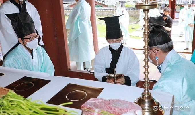 21일 김보라 안성시장이 이덕봉서원 추계 650회 제향을 봉행했다.(사진=안성시)