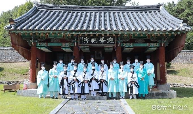 21일 덕봉서원에서 김보라 안성시장, 권순광 양성면장, 유림, 종중 및 시민 등 50여명이 참석한 가운데 덕봉서원 추계 650회 제향을 봉행을 마치고 기념촬영했다. (사진=안성시)