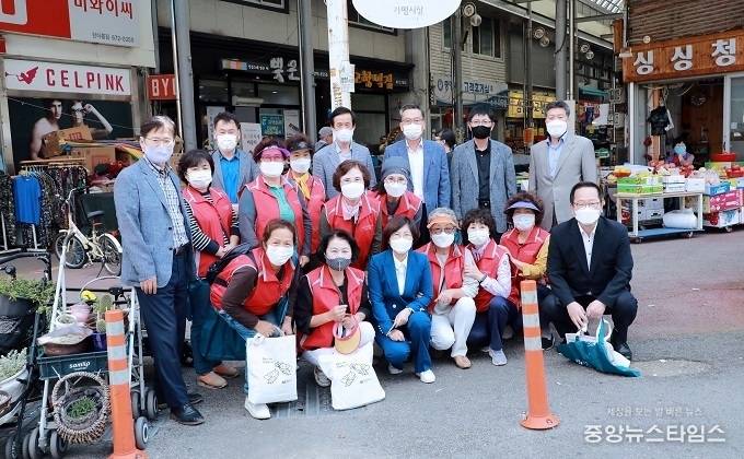 안성시 간부공무원들이 전통시장에서 장보기를 마치고 기념촬영을 하고 있다.(사진=안성시)