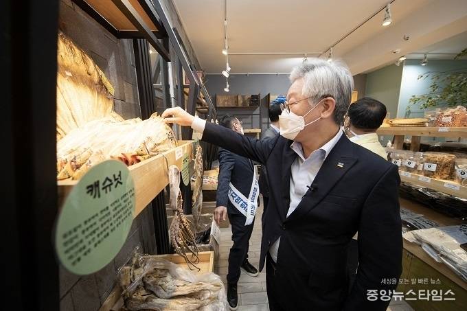 25일 양평 물맑은시장에서 이재명 경기도지사 정동균 양평군수, 이충환 경기도상인연합회장, 유철목 양평군 상인연합회장, 등 관계자 8명 등이 참석한 가운데 추석맞이 '양평 물맑은시장' 방문하여 전통시장 상인을 격려하고 지역화폐 시연을 했다. =(사진=경기도)