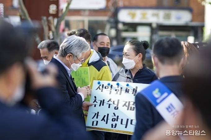 25일 양평 물맑은시장에서 이재명 경기도지사는 추석맞이 '양평 물맑은시장' 방문하여 전통시장 상인을 격려하고 지역화폐 시연을 했다. =(사진=경기도)