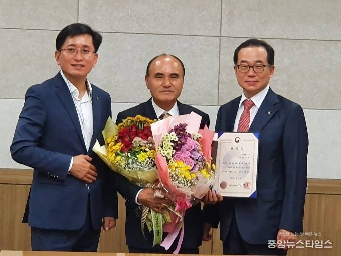 이기택 오산농협 조합장(가운데)이 농림축산식품부장관 표창을 수상하고 기념촬영 모습. (사진=오산농협)